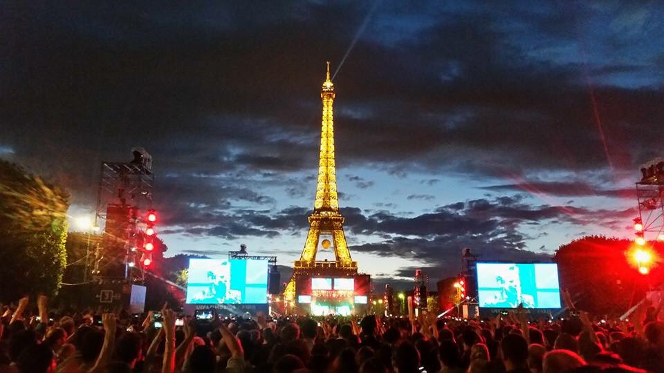 Magnifique concert de <a href="/muse/">muse</a> sur la <a href="/FanZoneParis/">ParisfanZone</a> #EURO2016 #muse à l'#AppartCocaCola <a href="/cocacolafr/">Coca-Cola France</a>