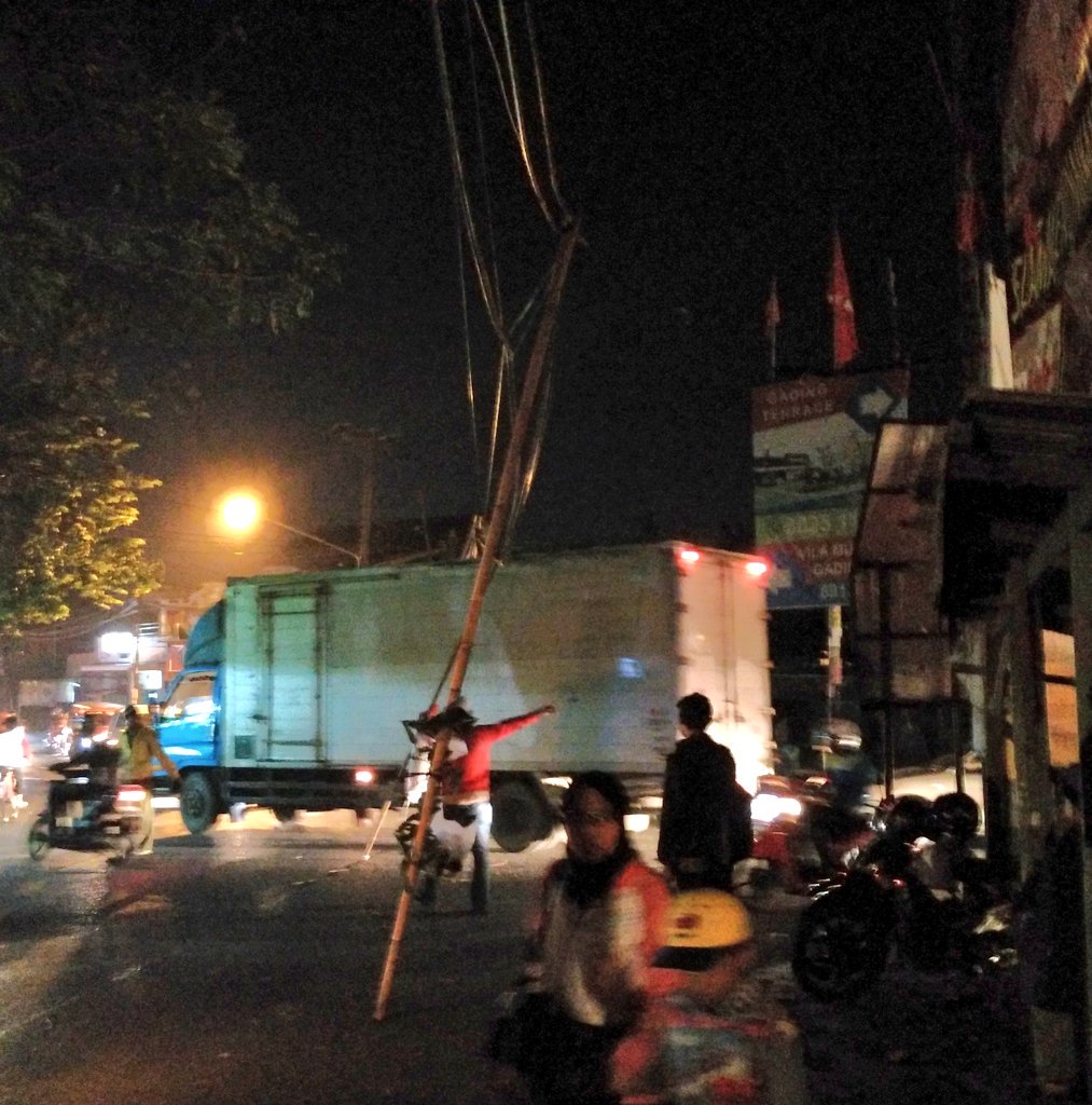 bisot's tweet photo. Kontainer dan segala macam truk yg lewat Bekasi Utara, gak usah pake rem biar kesetrum sekalian, kabel pada ambrol 😂 https://t.co/4RQKzV3opF
