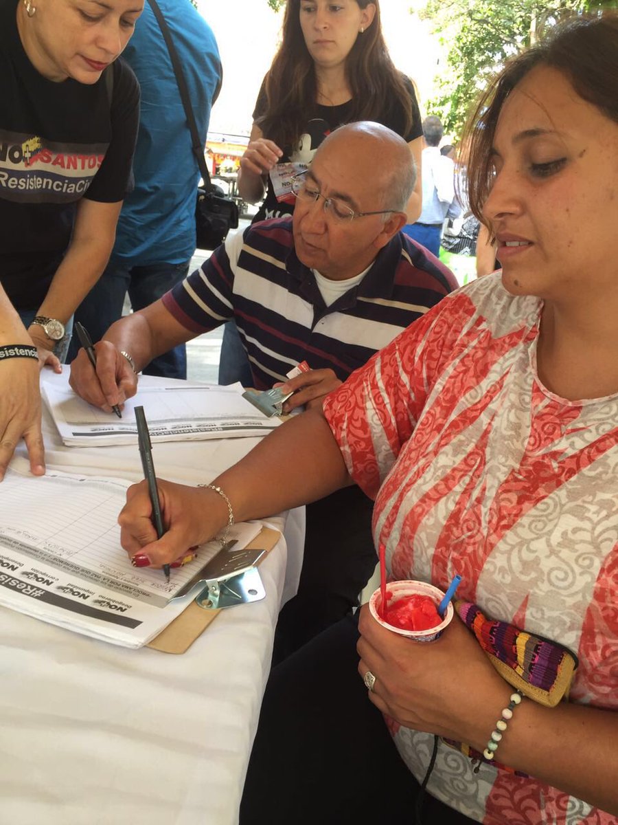 AlvaroUribeVel's tweet photo. Sabaneta. Firmas rechazan que mérito d cabecillas Farc para hacer política sea haber secuestrado y asesinado https://t.co/QJkSdUNXDX