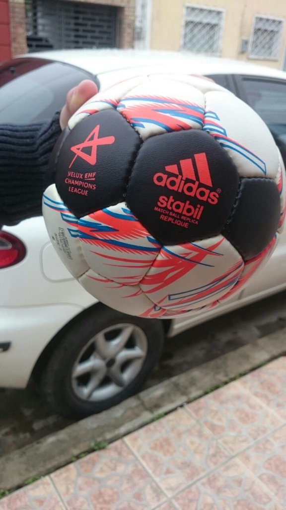 Santiri8's tweet photo. Al fin conmigo!!! β₯ β₯ β₯
#stabil #Handball #hndbl #Balonmano #HANDBALLGOALS https://t.co/7E1NuHDVid