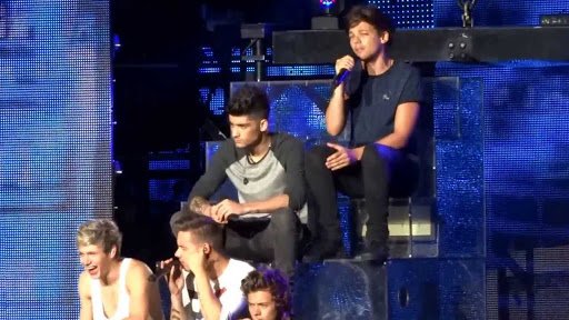 WorldNotes1D's tweet photo. Un dia como hoy pero del 2013, los chicos se presentaron en Wantagh, Estados Unidos.
-Azy 
 #WMYBUpAllNightT https://t.co/Q8OtlHPMBH