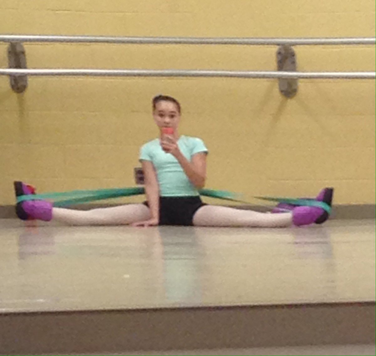 sofialutman1's tweet photo. warming up before class today!!!💜 wearing my RP Botties👌🏼 #bbasi #russianpointe #RPSofia https://t.co/clkY271jGz