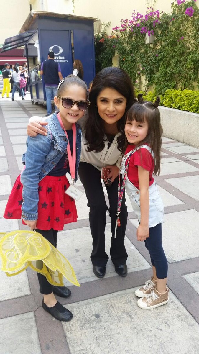 CamiilaRivasS's tweet photo. En los pasillos nos encontramos a esta gran actriz @victoriaruffo31 😊 https://t.co/WhPQl0VayK