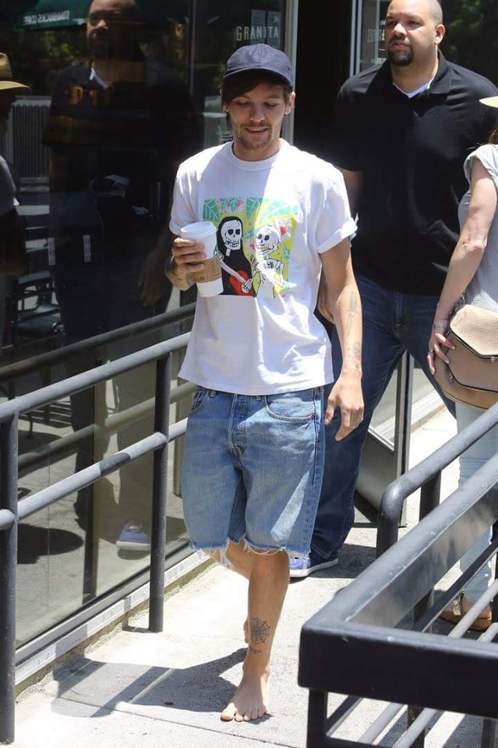 AllAbout1DItaly's tweet photo. Louis out Sturbacks in LA (23-6-2016)-S. https://t.co/sIxxfITv2p