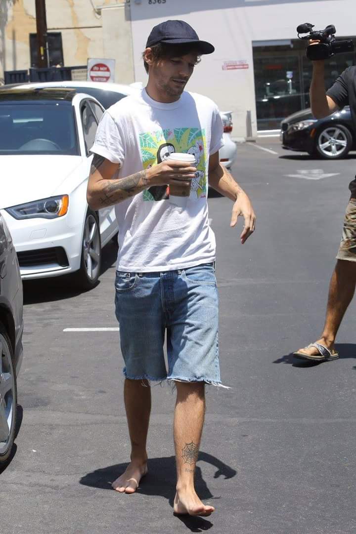 AllAbout1DItaly's tweet photo. Louis out Sturbacks in LA (23-6-2016)-S. https://t.co/sIxxfITv2p