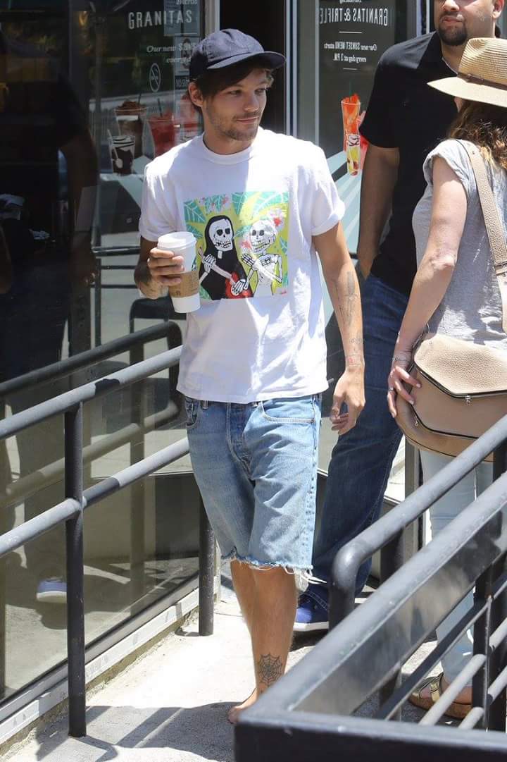 AllAbout1DItaly's tweet photo. Louis out Sturbacks in LA (23-6-2016)-S. https://t.co/sIxxfITv2p