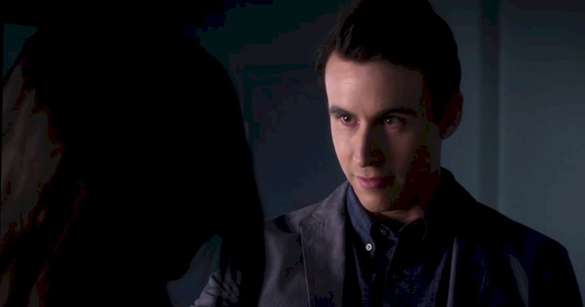 PLLonMax's tweet photo. Elliott tries to keep Emily away from Ali! Don’t miss out in ONE hour, EST/CST! #PLL https://t.co/fOrrpfgnty