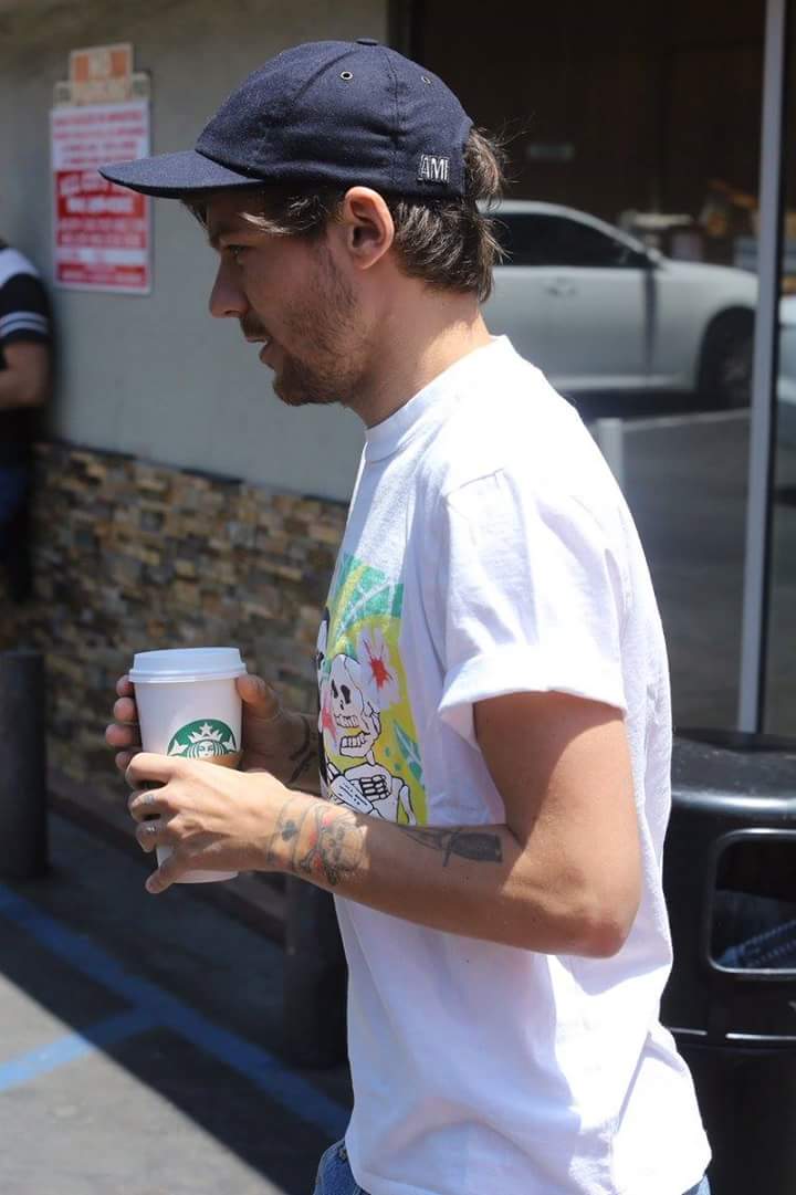 AllAbout1DItaly's tweet photo. Louis out Sturbacks in LA (23-6-2016)-S. https://t.co/hh8zLcPjqi