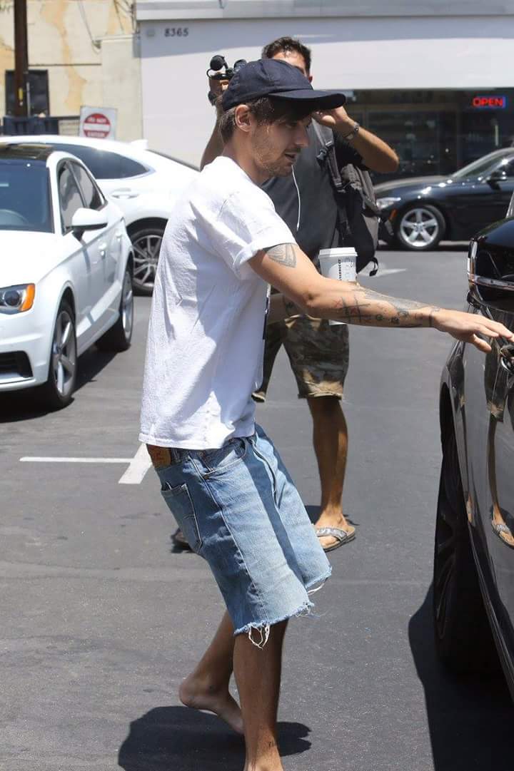 AllAbout1DItaly's tweet photo. Louis out Sturbacks in LA (23-6-2016)-S. https://t.co/hh8zLcPjqi