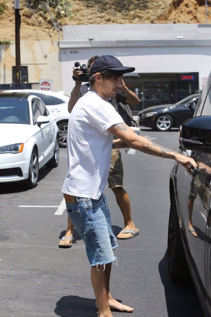 AllAbout1DItaly's tweet photo. Louis out Sturbacks in LA (23-6-2016)-S. https://t.co/hh8zLcPjqi