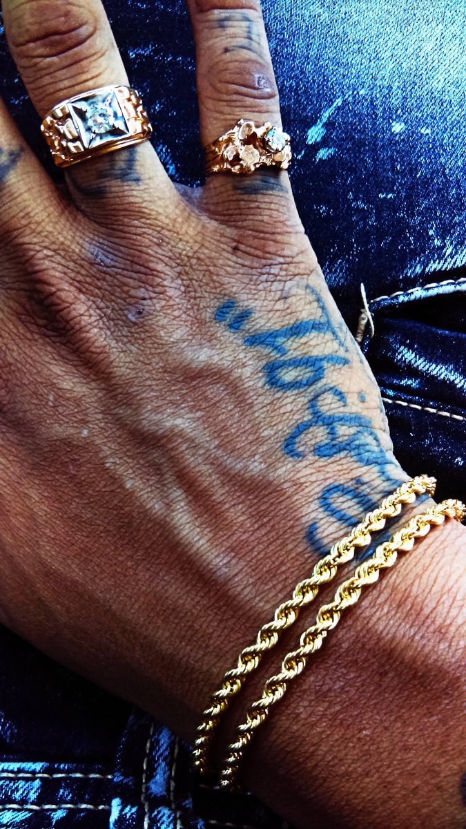GoldBoyLB's tweet photo. Safe to say I spent y'all broke niggas
Budget on it ! 
All this ice I got my own jeweler . https://t.co/rTdELXoYdr