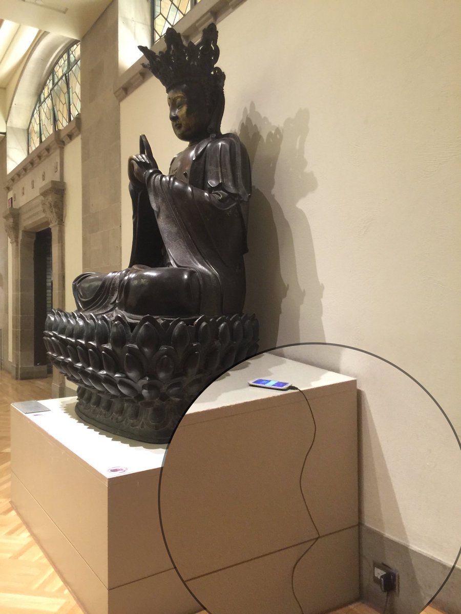 markwoman's tweet photo. In other news -- people are the worst. #whatareyoudoing #itsamuseum https://t.co/MgTuJpHIrG