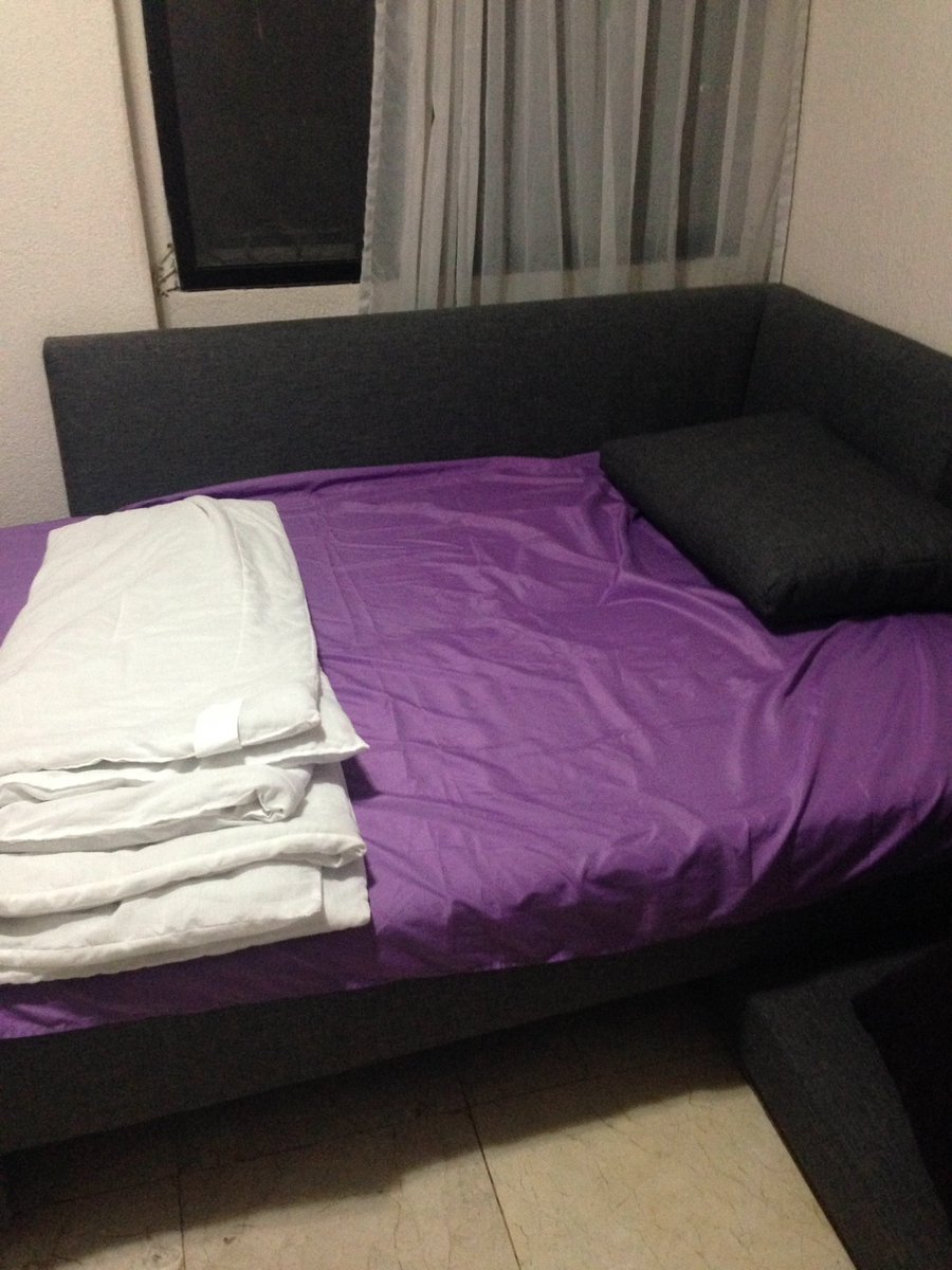 jorgelrm95's tweet photo. Mi 'cuarto' hasta el otro martes...no es una cama, es el sofá convertido en cama😖 #EnBuscaDeAsilo #EstudihambreLife https://t.co/5wCCvucPji