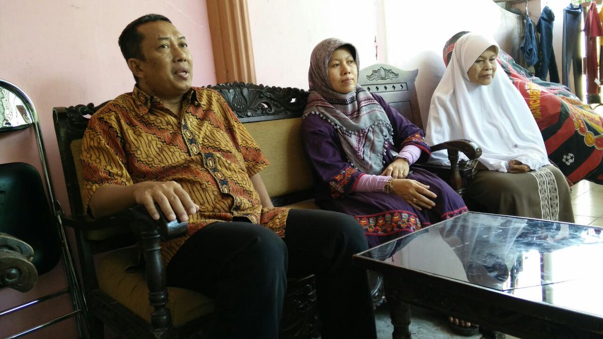 bang_perry's tweet photo. @parwi66 @_funtastic5_ #TelkomFuntastic5 #HCTREG5 #PeduliHC Takziyah ke Solo meninggalnya Ayah dr Rekan kerja HCTR5 https://t.co/Tx89n0LRkg