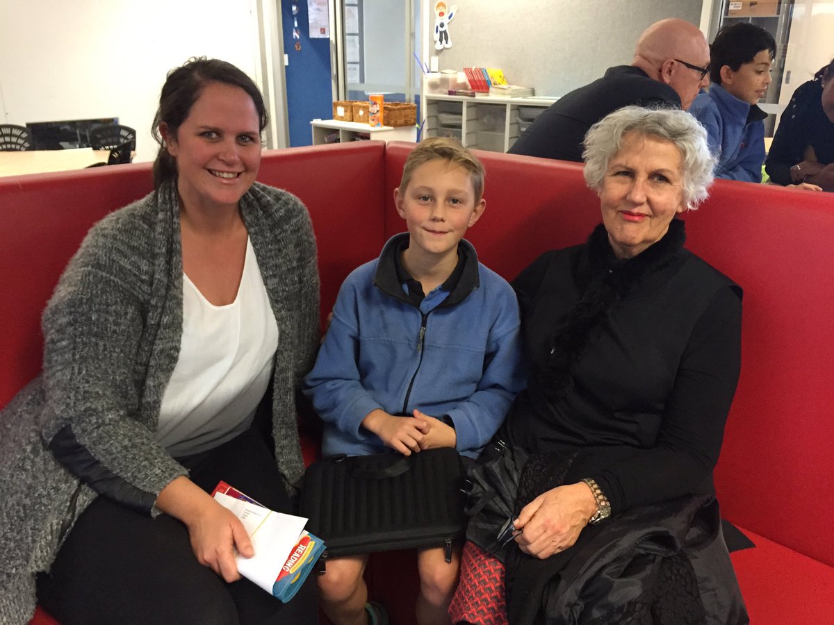 StonefieldsSch's tweet photo. Loads of smiles! Proud mums and Dads, Nanas and Aunties! #Learnerledconferences #visiblelearning https://t.co/Y7eTKRPWSZ