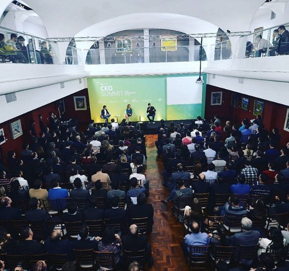 endeavorbrasil's tweet photo. Os painéis do #CEOSummit acabaram, mas o bate-papo continua nos hubs de trocas de experiências! #VQD https://t.co/wLXipiMZe0