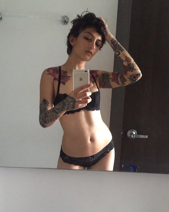 Hoy un amigo y yo estuvimos tomando fotos 💕 Por ciertos nuevos videos en ambos canales. Vayan a revisarlos<a href="/tag/goldenbabes"class="tags"><span>#goldenbabes</span></a>