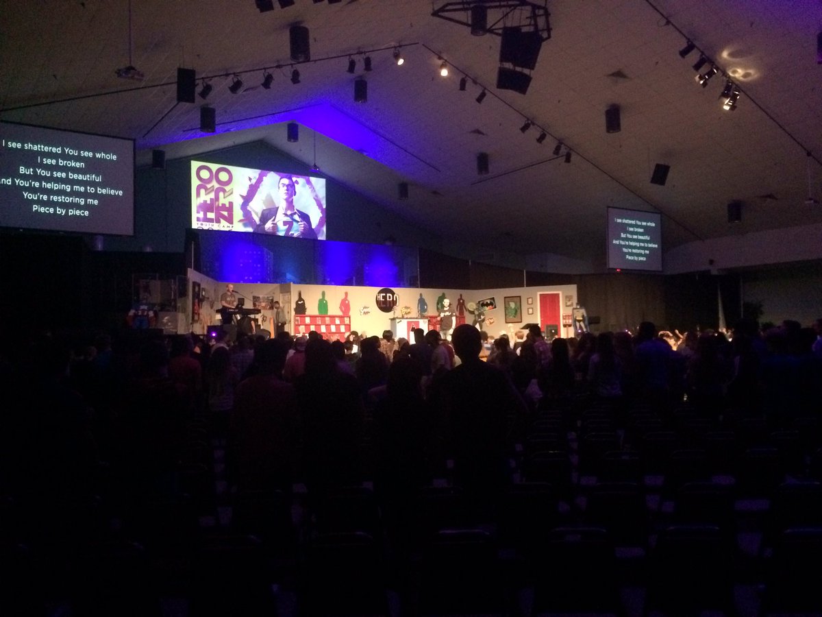 HeroZeroComics's tweet photo. That moment When the students come to the altar before the speaker can do an altar call. #flyc16 #herozero https://t.co/xxtNz2deZf