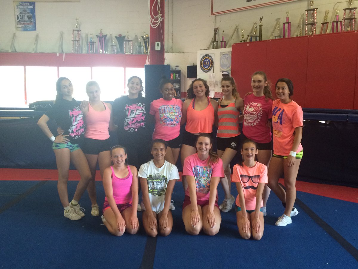 CoachMariaG's tweet photo. Amazing practice with #Onyx Cats tonight! #NeonPractice #FlawlessOnyx #StuntingandTumblingForDays @UCC_CoachAngela https://t.co/g0wqp21yjn