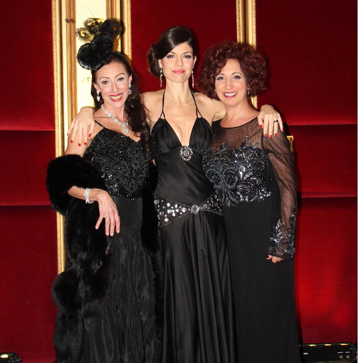 AndreMango's tweet photo. Colegas, amigas...Bella noche compartida!
#HomenajeAlejandroRomay ⭐️
Gracias @polbattaglia por el bellísimo vestido https://t.co/1mr7TjR7zx