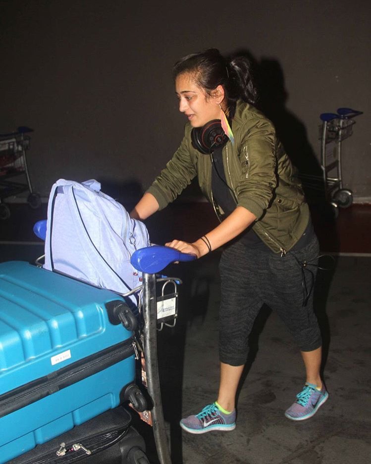 FCAksharaHaasan's tweet photo. Headphones, bomber jacket, strutting with her kicks on. Do not mess. #AirportSwagWithAkshara https://t.co/GpfHp8zoX0