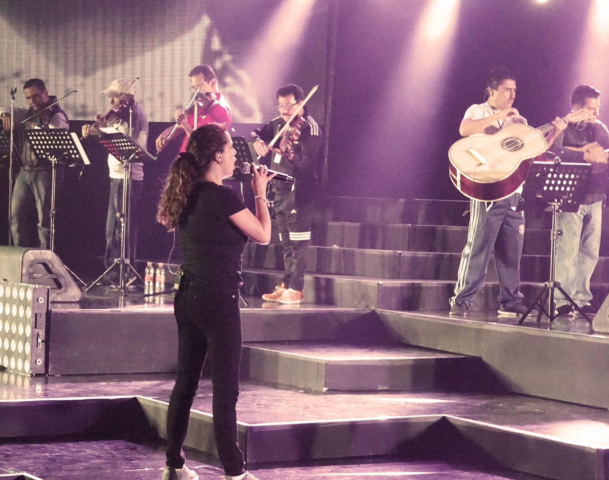 EdithMarquezL's tweet photo. ¡Una imagen llena de #Emociones durante los ensayos previos al concierto en el Auditorio Nacional! https://t.co/MoyRmR4i0s