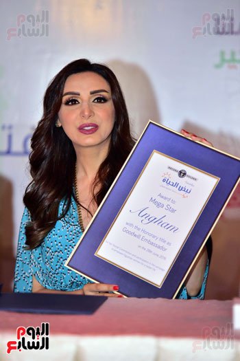 youm7's tweet photo. بالصور .. تكريم #أنغام كسفيرة الخير لحملة "حقهم في كساء جديد زينا"

https://t.co/t1KY4RBTbJ @Angham https://t.co/LIJjsUAhxw