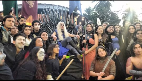 Chileokulto's tweet photo. Hoy con entusiasmo y convicción estudiantes en plaza de armas de santiago realizaron #FlashGot por la educacion https://t.co/cUiYJXjMTz