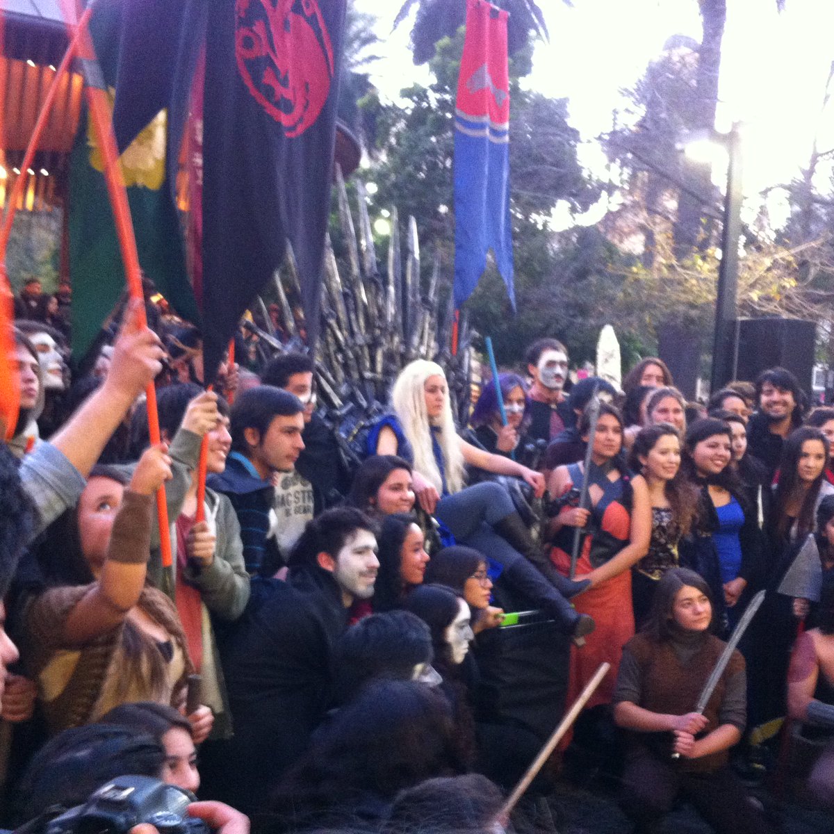 lucy_a_bennet's tweet photo. #FlashGOT plaza de armas #GoT https://t.co/nepzTw5iYK
