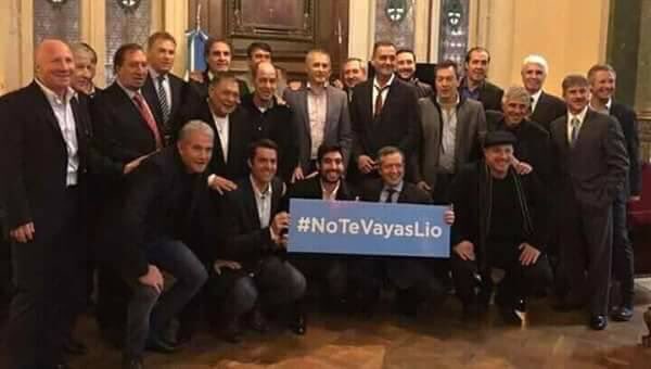 FCB_Indonesia's tweet photo. Walikota Buenos Aires meresmikan patung Messi untuk dukungan agar ia tidak pensiun dari argentina #NoTeVayasLio https://t.co/p9Wou6ix9D