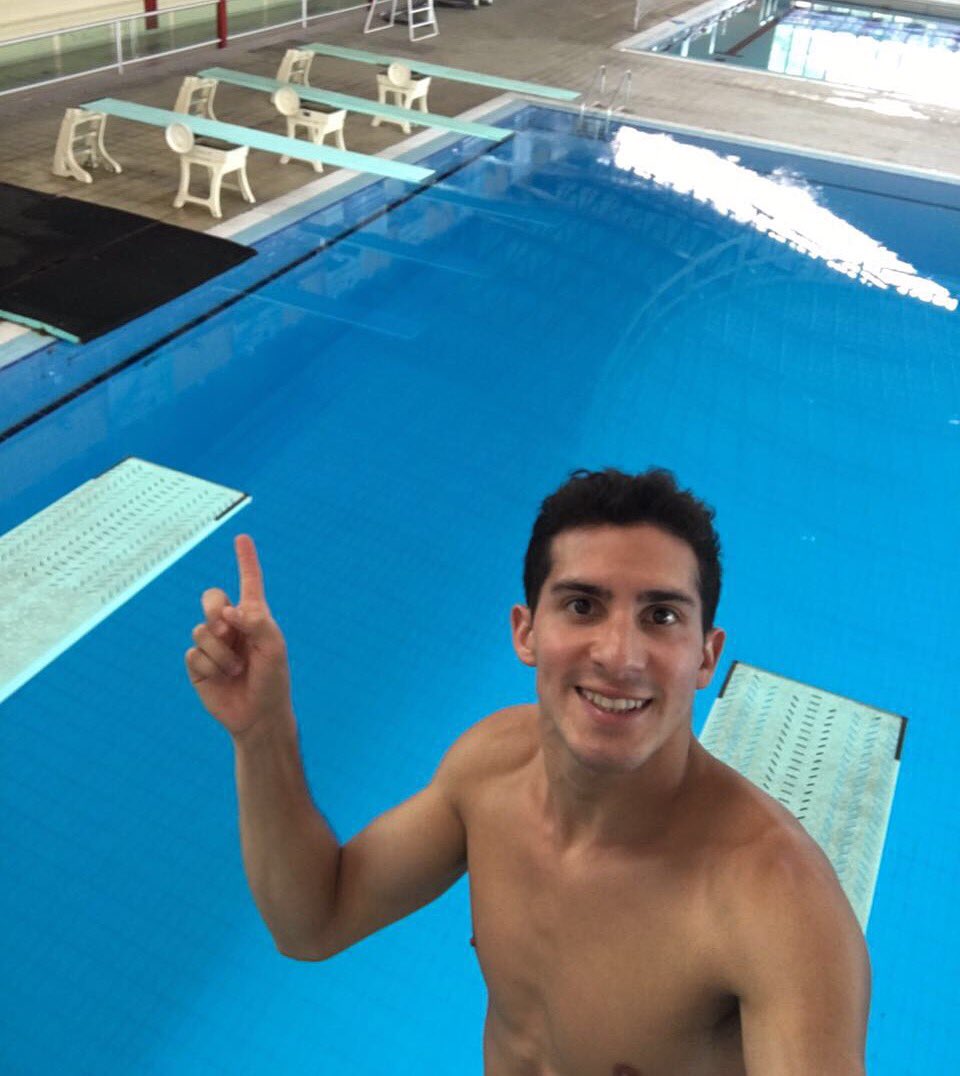 Rommel_Pacheco's tweet photo. Mi reto #SelfieDay va para @CD9 tómense una selfie en un trampolín, ¿Se atreven? #SelfieChallenge https://t.co/QfB0sZhWRI