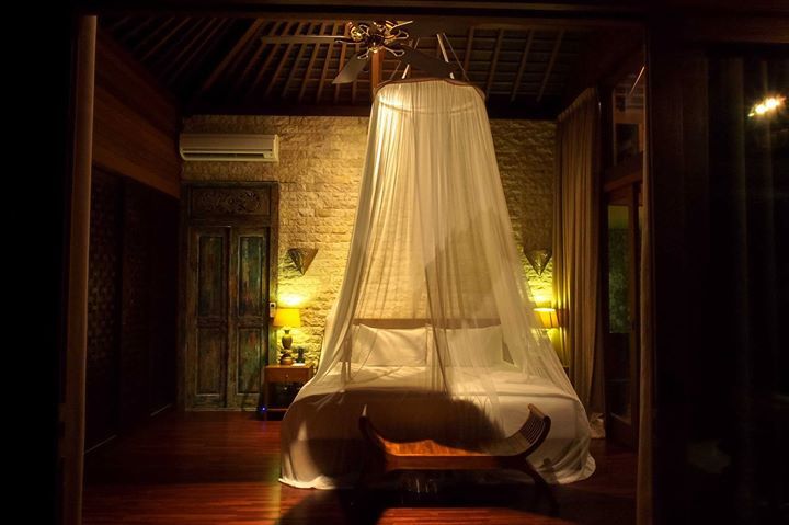 2MonkeysTravel's tweet photo. Beautiful details of the room. Loving the traditional door leading to the open shower #HiddenHillsVillas #TwoMonkey… https://t.co/ldMjEpWmDF