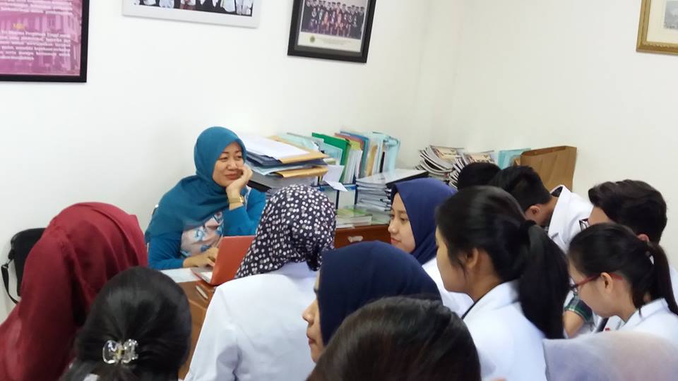 Cuma anak FKG yang tau rasanya diskusi sebelum kerja pasien seperti foto ini... selamat liburan...