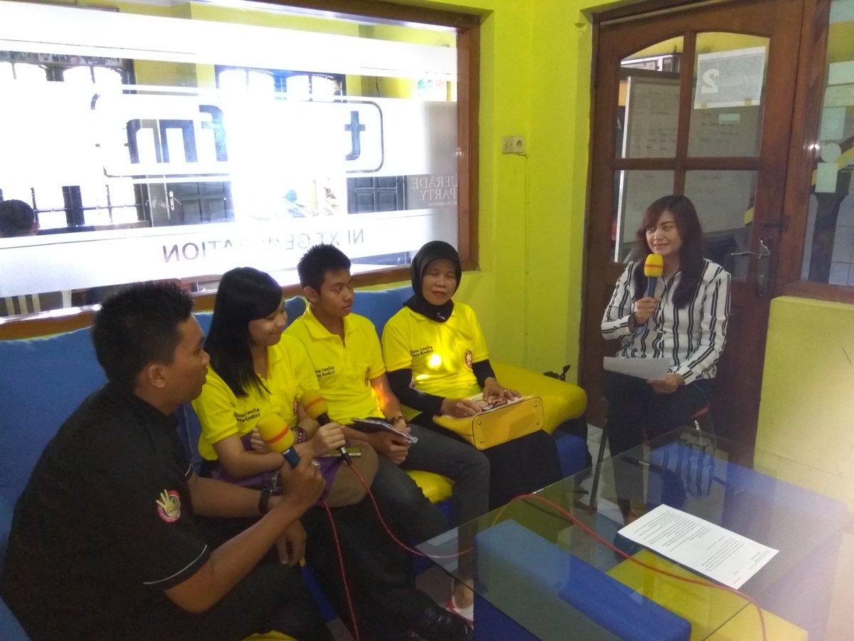 tasfm_kediri's tweet photo. Kerabat muda ikuti #FRESHTALKSHOW with Genre gers kota kediri https://t.co/NpXiMJNnmd