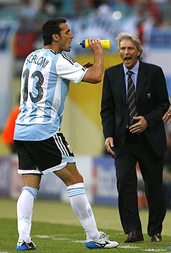 SANGREXENEIZE's tweet photo. #NoTeVayasLio https://t.co/387k0Kbi0B