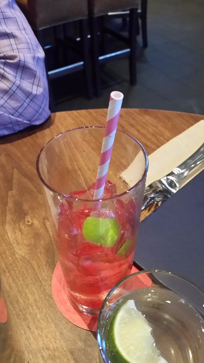 haidalane's tweet photo. @earlsrestaurant all kinds of impressed with your use of the paper straw!! @Surfrider no need for plastic straws. https://t.co/2KIrWMj5Ei