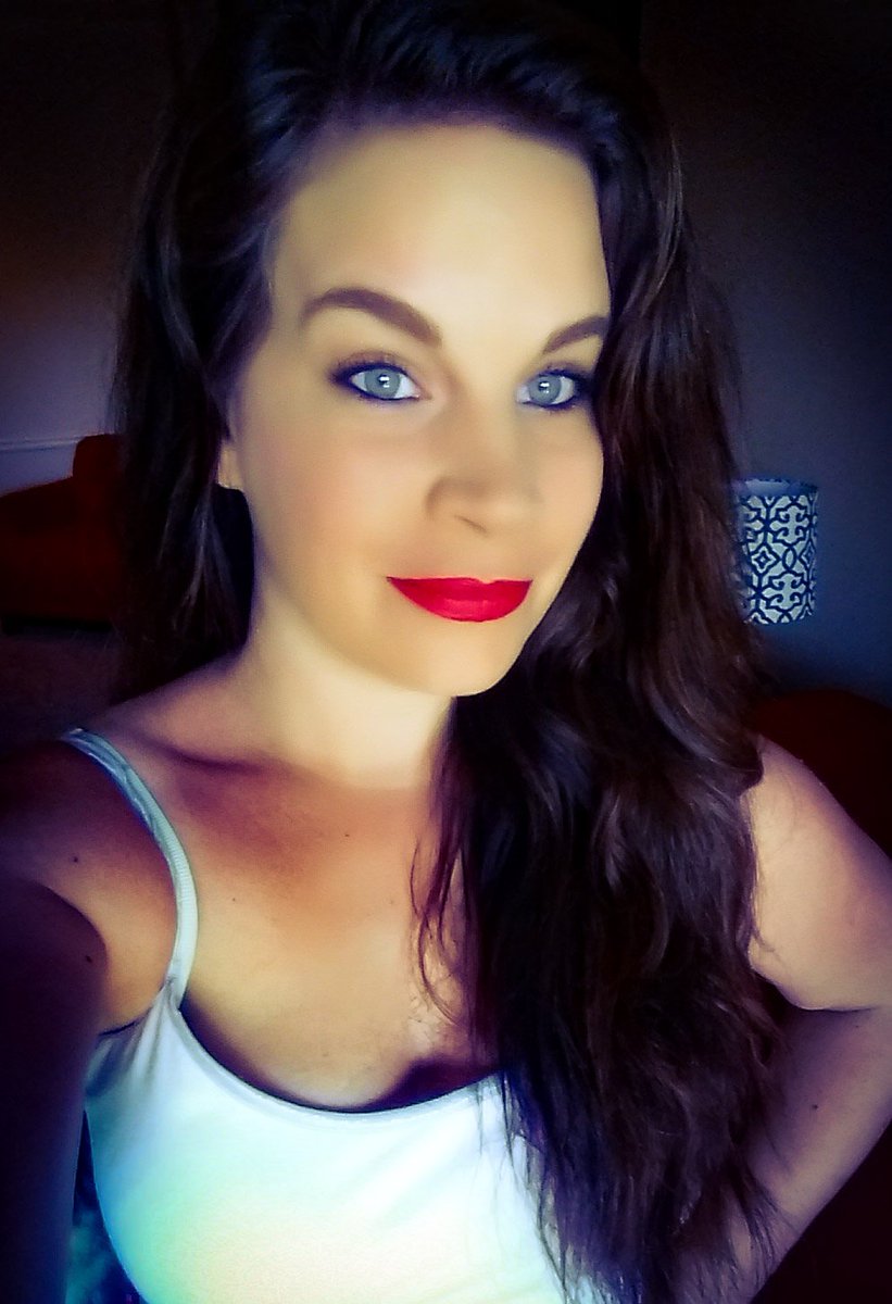 StrattonNicki's tweet image. Love my red lipstick!