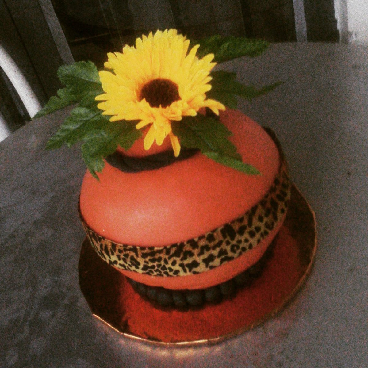 Pot shaped fruit cake #kuhingirathings #traditionalweddingcake #flowers #cakedesign #cakeLover #cakedecorating