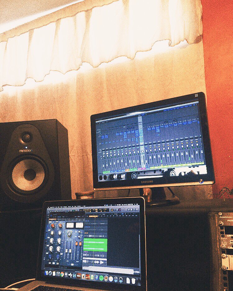 El_SotanoEC's tweet photo. Trabajando en mezclas aquí en @El_SotanoEC 🎵🎶 #musica #rec https://t.co/tKEr7ntVlX