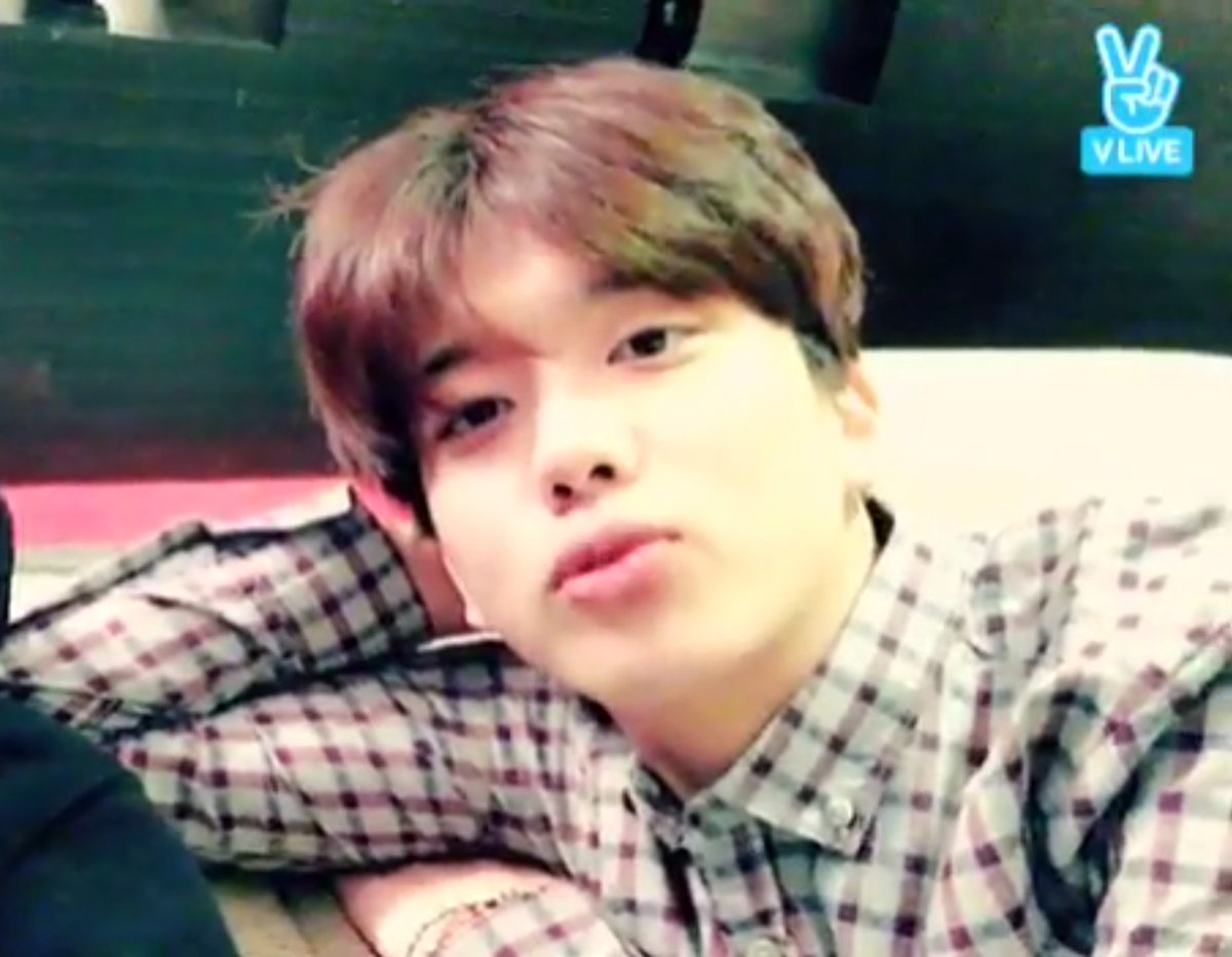 BlingerChan's tweet photo. OMFG IM SCREAMING YOUNGJAE ACTUALLY WORE THE SHIRT I BOUGHT FOR DAEHYUN TO KOREA😭 THANK U YOUNGJAE😭 내 선물 좋아했으면 좋겠어요😭 https://t.co/uxQ32QiQ18