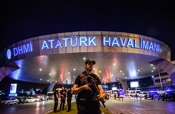 elsolde_mexico's tweet photo. #EnImágenes 📸 La crudeza del atentado en el aeropuerto de Estambul https://t.co/O7nsRdseyl https://t.co/n7KfuNbis5