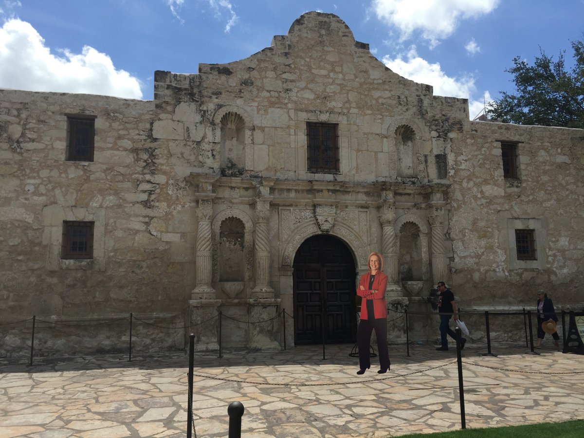 kareneloman's tweet photo. Flat @dianna_kokoszka visiting the Alamo. #mapscsc #KWRI https://t.co/u2jUujDfKH