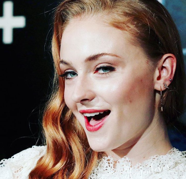 KTHlifeMY's tweet photo. @SophieT in Madrid. I wish I was there. Looking gorgeous ♡ #VivePoniente #SansaIsComing https://t.co/ff5nekEXjl