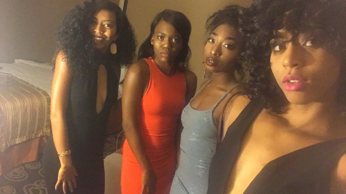 _Kjoness's tweet photo. We was cute this night #sistas #iforgottosmile https://t.co/x1gBbO6S80