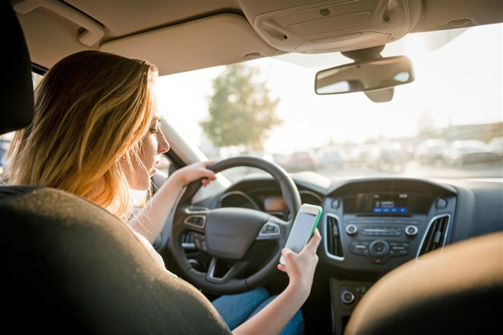 Drive away distractions to protect teens behind the wheel #teens #driving #tech #parenting thegeekparent.com/2016/06/29/dri…