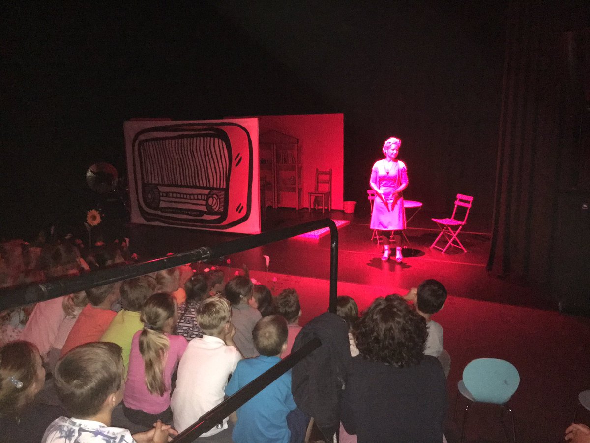 StichtingC's tweet photo. Roodlap.. Oh nee Roodkapje @markantuden. Volle zaal, groepen 3 en 4 genieten volop! https://t.co/UQusTDyhqY