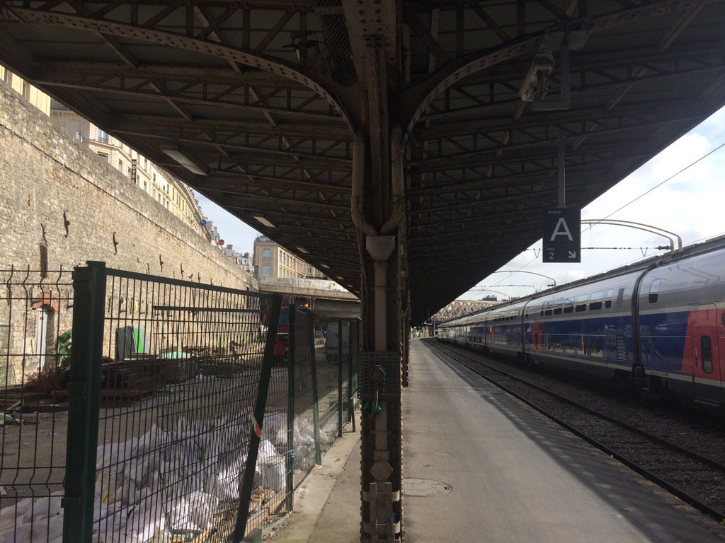 SebastienChabas's tweet photo. C'est parti pour 24 mois de travaux à la gare de l 'Est pour créer un hôtel une toiture terrasse #BalconVert #10ème https://t.co/rPKlNtlvSt