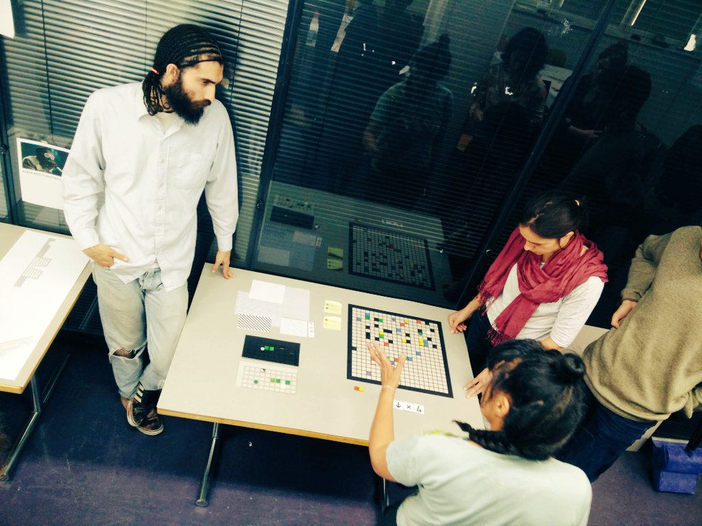 CodeDecode_FR's tweet image. Échanges fructueux autour du prototype de kit débranché #DesignCode avec @SylvieTissot @toxicode_fr @Ensci_Paris