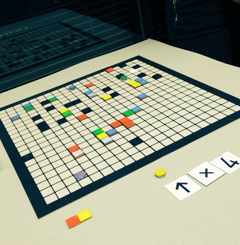 CodeDecode_FR's tweet image. Échanges fructueux autour du prototype de kit débranché #DesignCode avec @SylvieTissot @toxicode_fr @Ensci_Paris