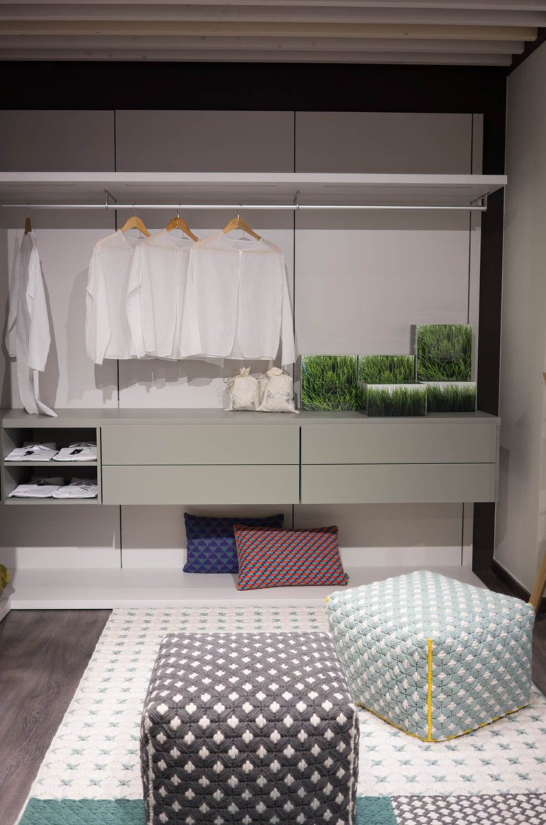 kits_interior's tweet photo. #ShowroomKITS Vestidor de @piancadesign i la catifa i els poufs de @gandiablasco #disseny #mobiliari #decoració https://t.co/BmgraNkdjt